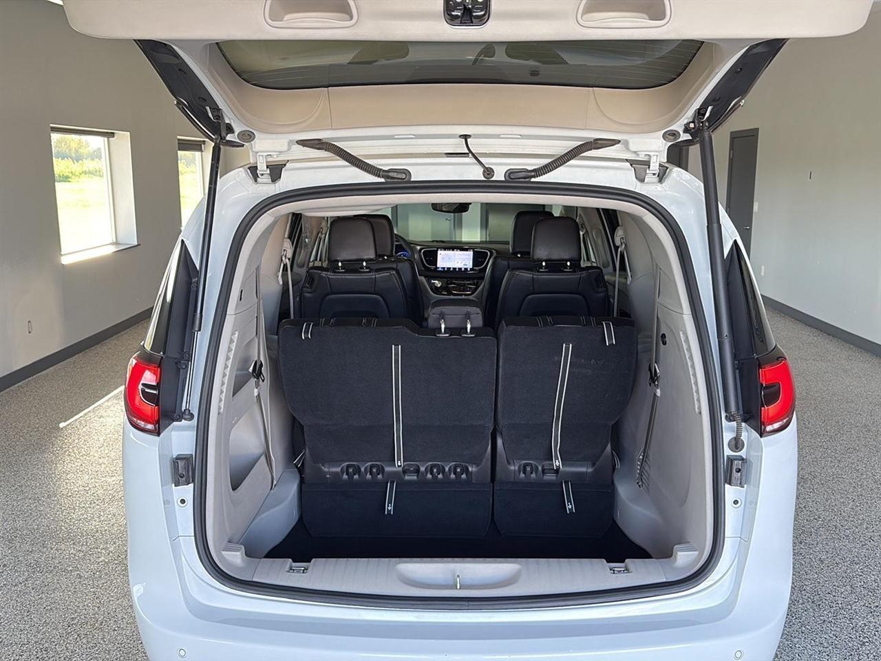 Chrysler Pacifica Touring L FWD 2023
