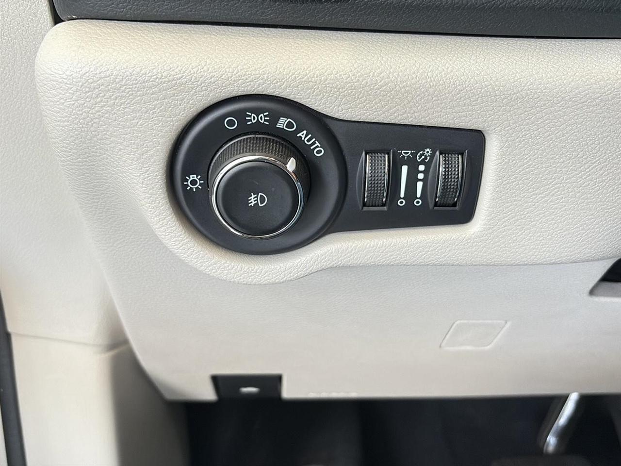 Chrysler Pacifica Touring L FWD 2023