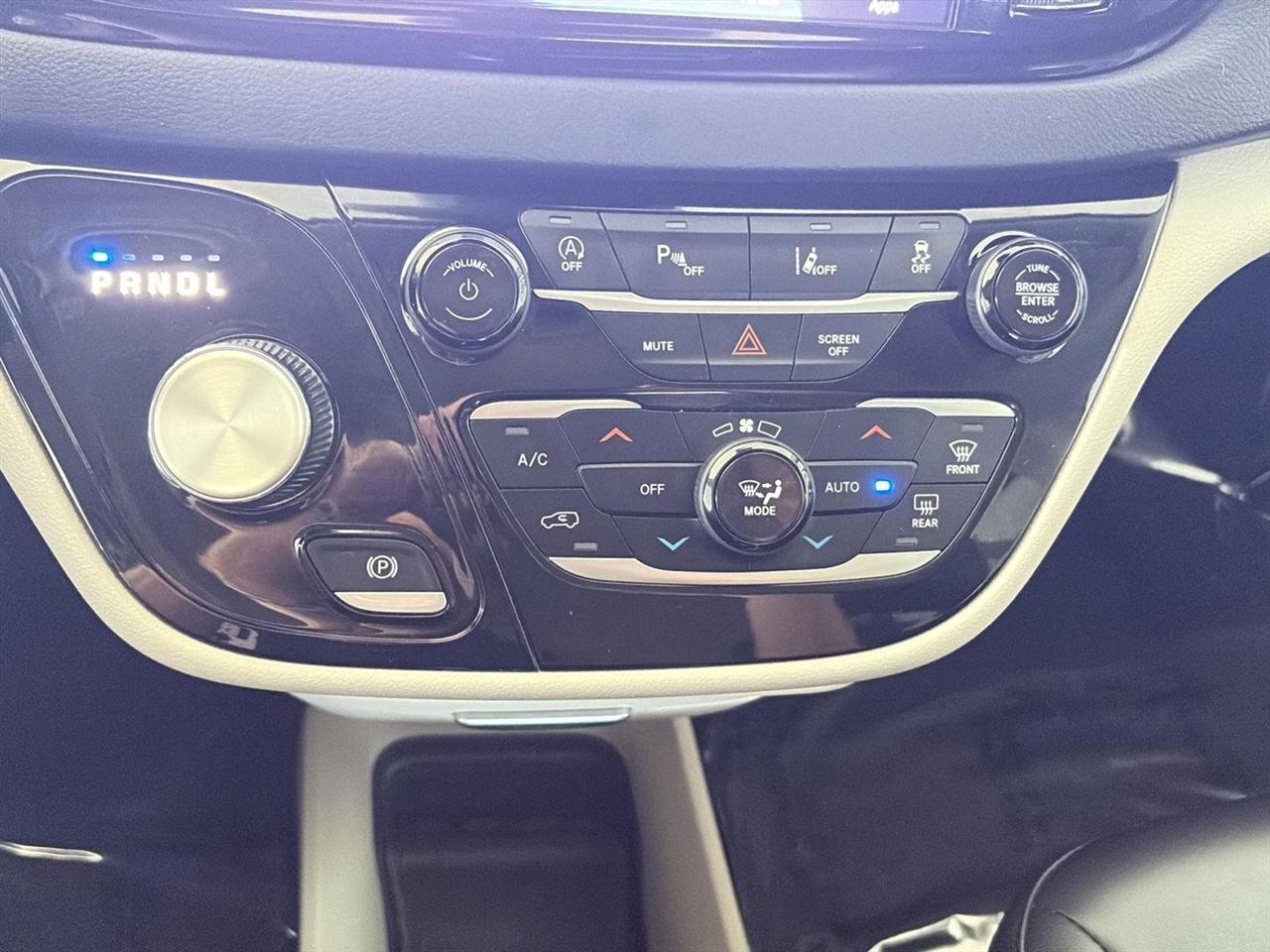 Chrysler Pacifica Touring L FWD 2023