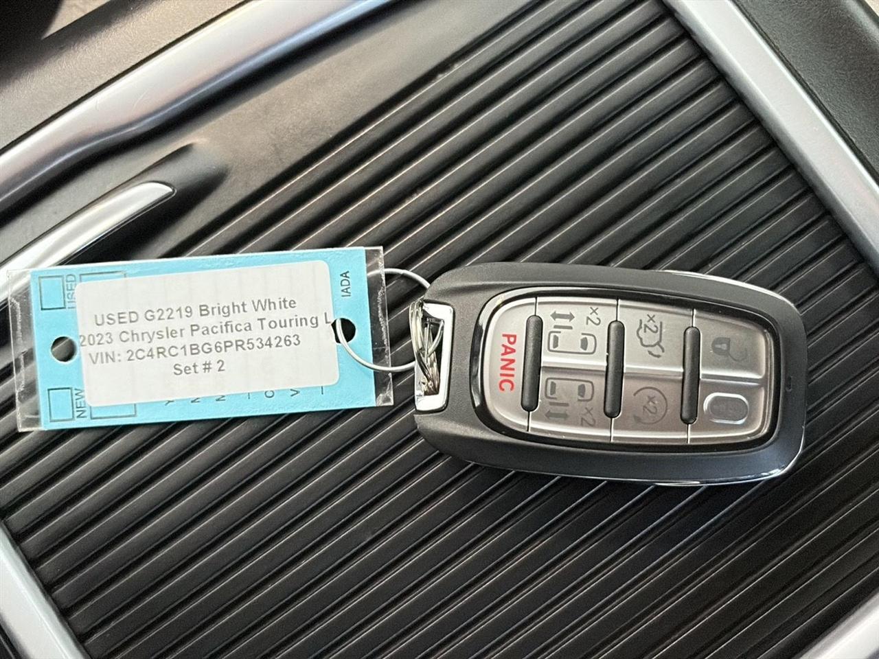 Chrysler Pacifica Touring L FWD 2023
