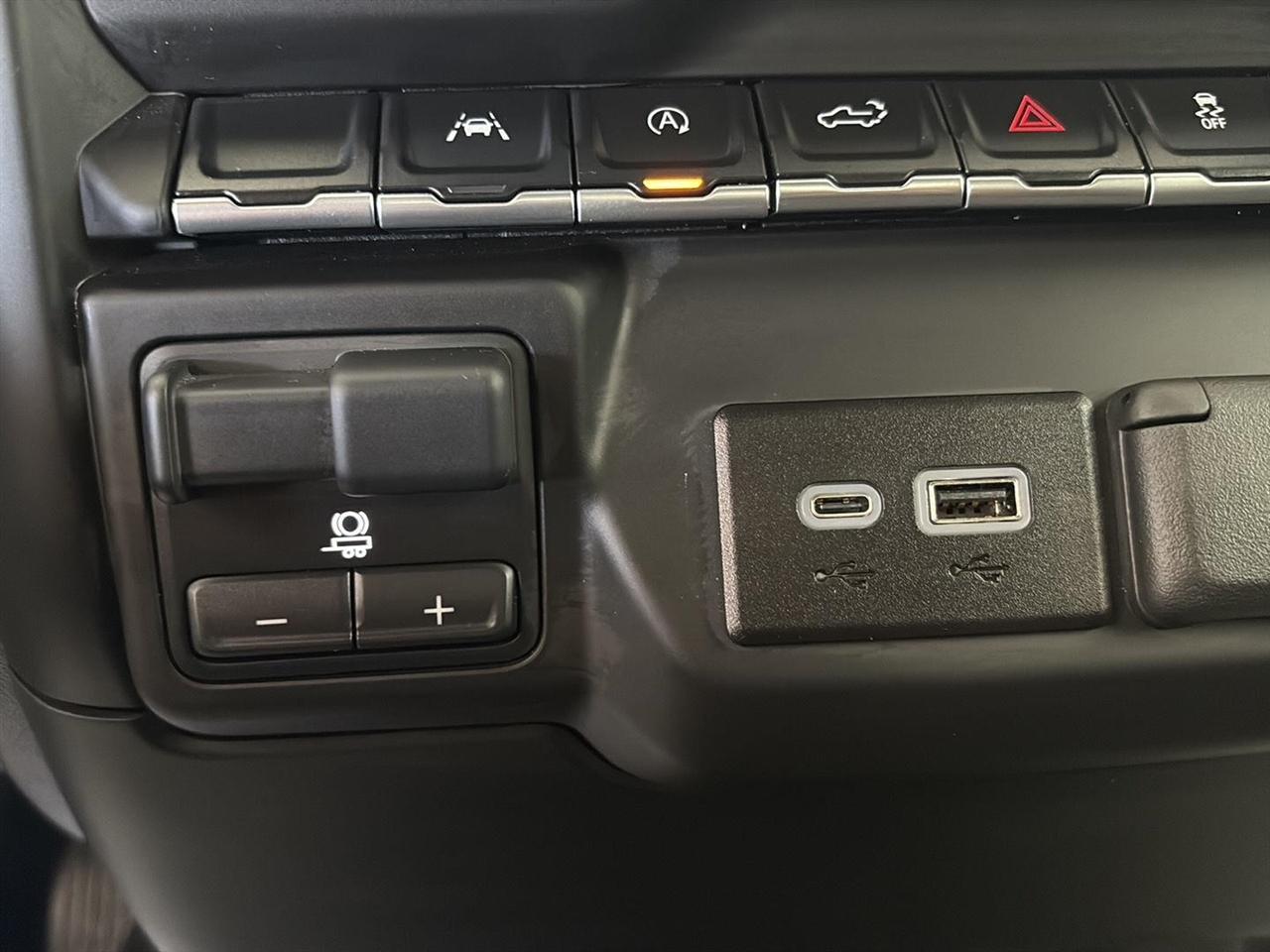 GMC Sierra 1500 4WD Reg Cab 140" Pro 2025