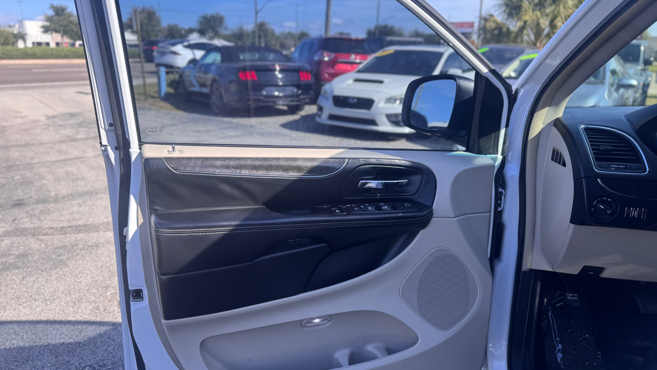 Chrysler Town & Country Touring 2016