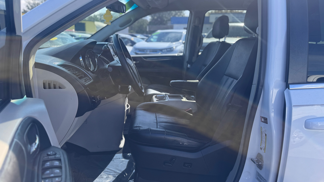 Chrysler Town & Country Touring 2016