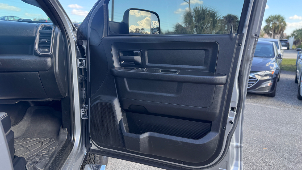 RAM 3500 Tradesman 4x4 Crew Cab 8' Box 2022