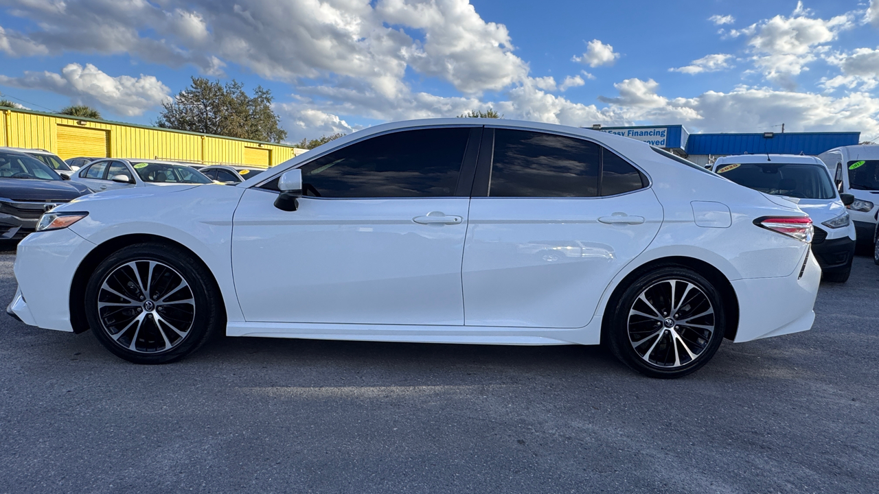 Toyota Camry SE Auto (Natl) 2020