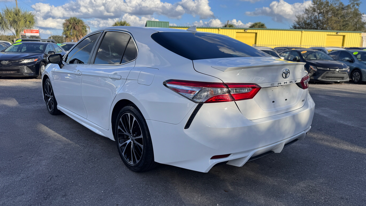 Toyota Camry SE Auto (Natl) 2020