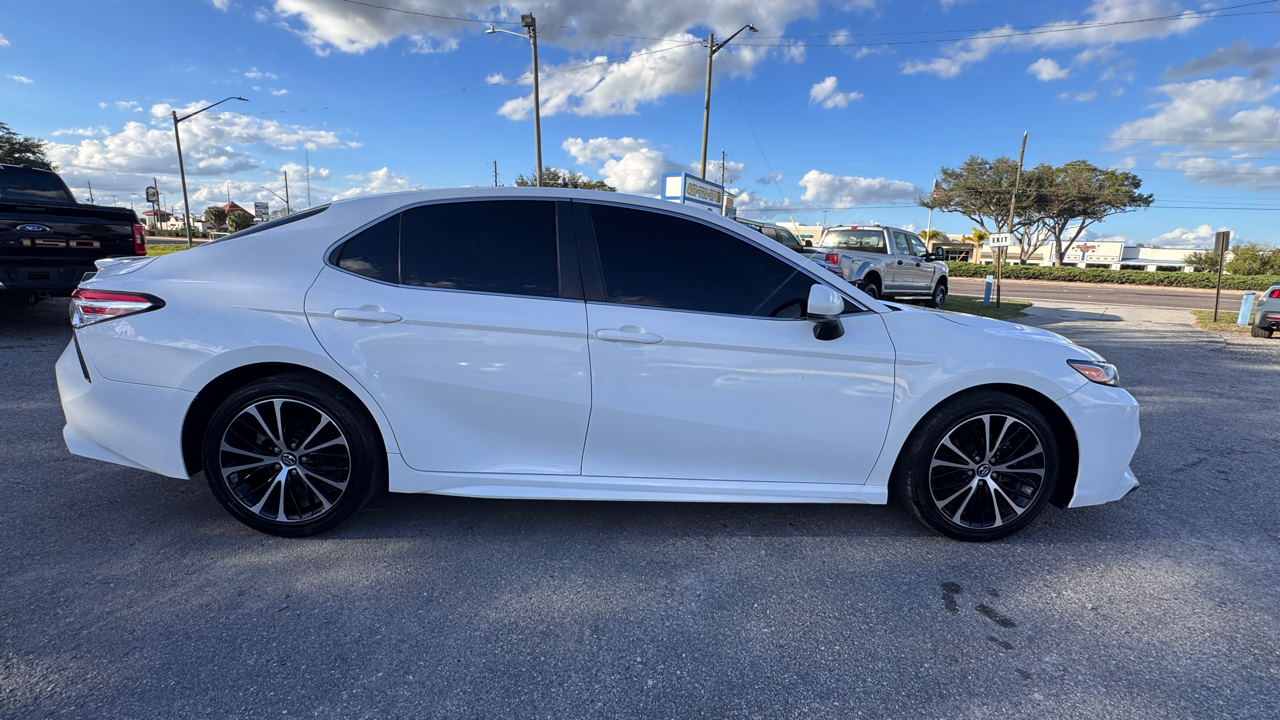Toyota Camry SE Auto (Natl) 2020