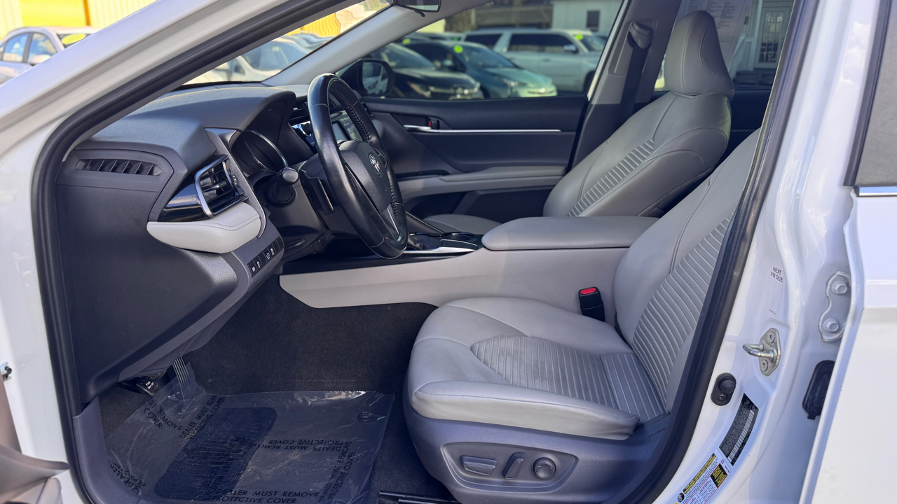 Toyota Camry SE Auto (Natl) 2020