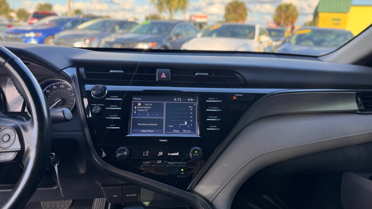 Toyota Camry SE Auto (Natl) 2020