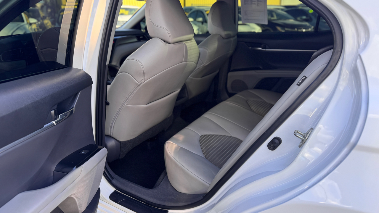 Toyota Camry SE Auto (Natl) 2020