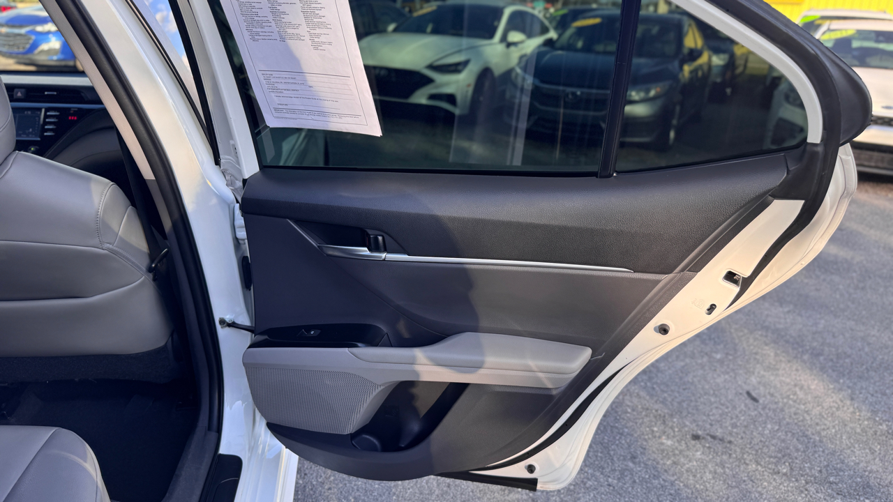 Toyota Camry SE Auto (Natl) 2020