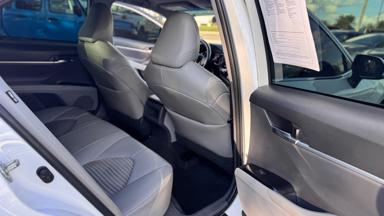 Toyota Camry SE Auto (Natl) 2020