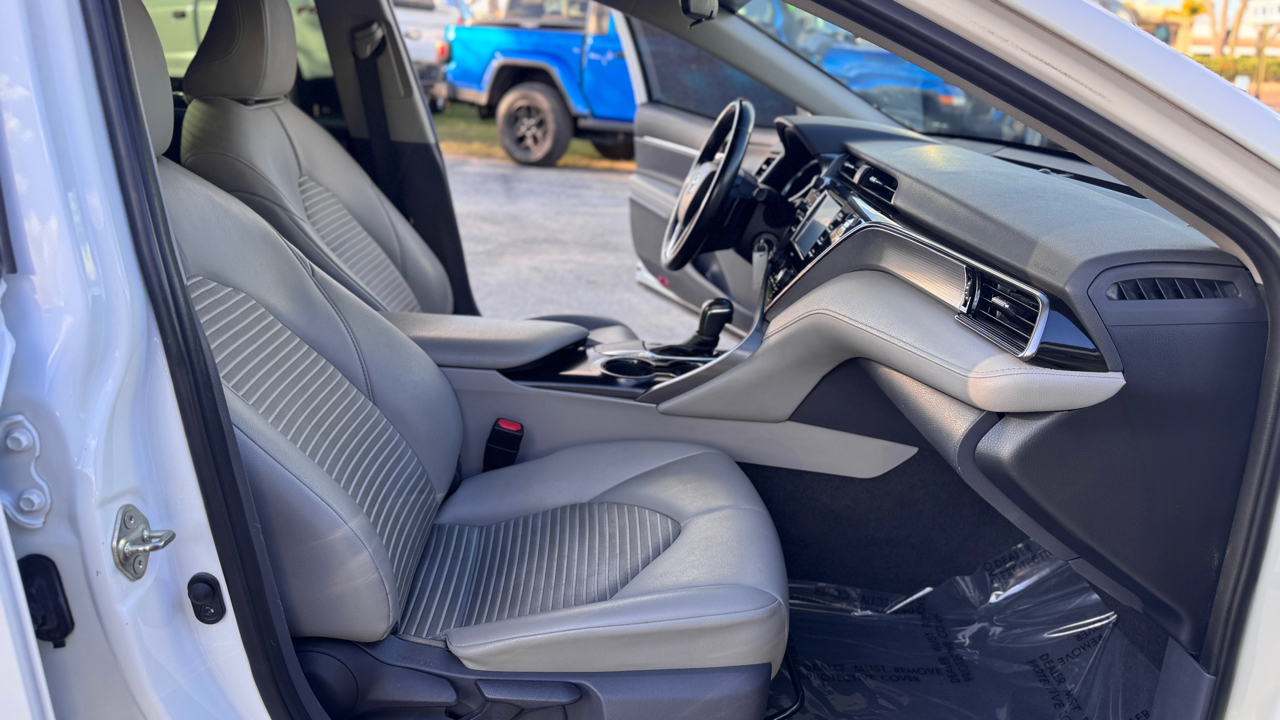 Toyota Camry SE Auto (Natl) 2020