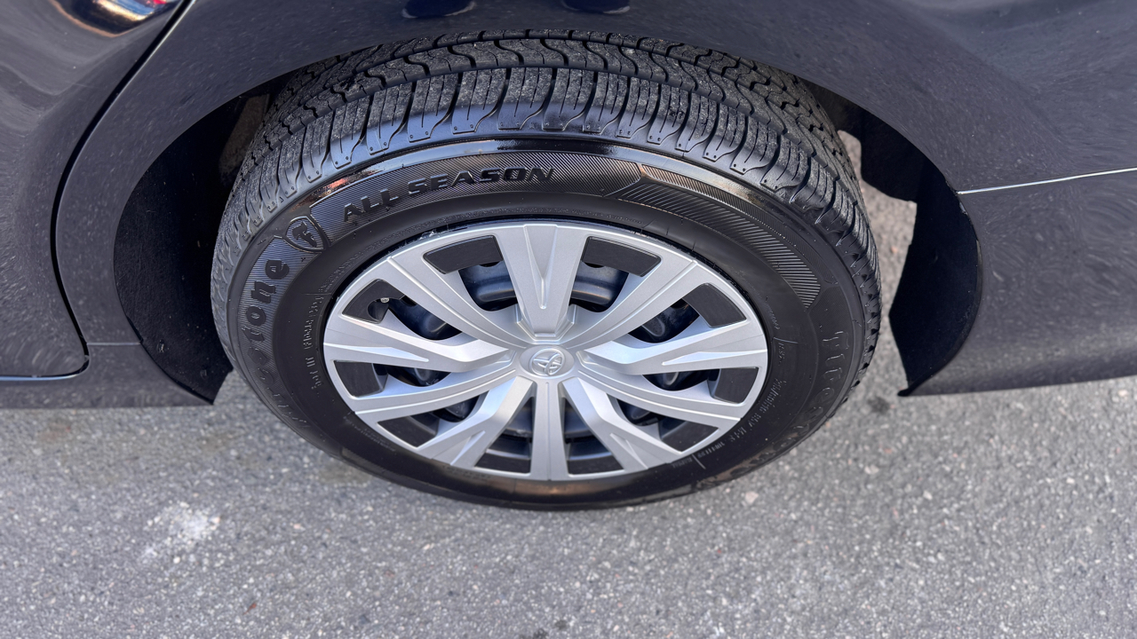 Toyota Camry LE Auto (Natl) 2018