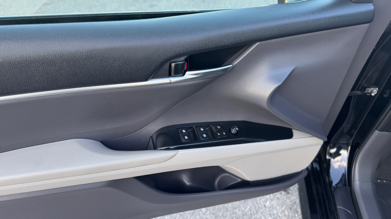 Toyota Camry LE Auto (Natl) 2018