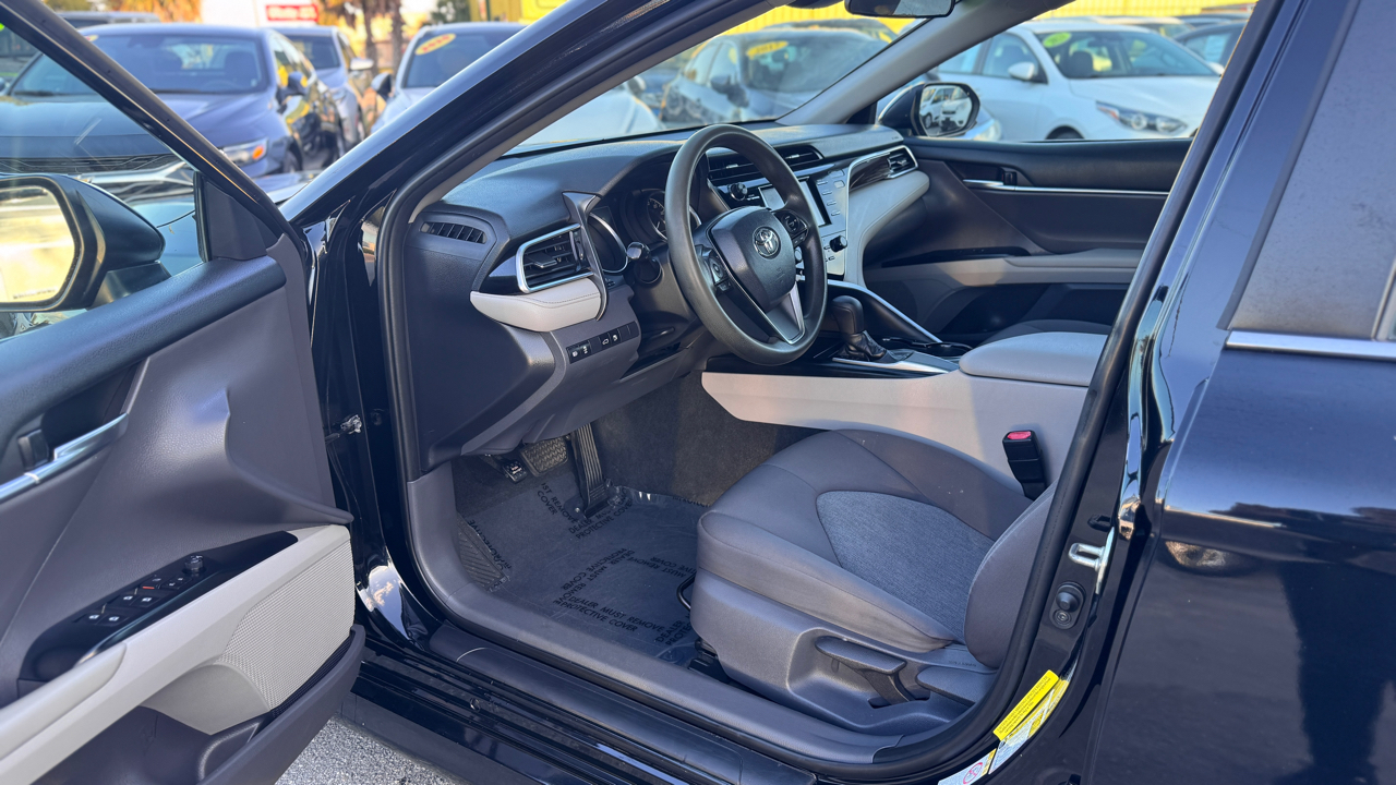 Toyota Camry LE Auto (Natl) 2018