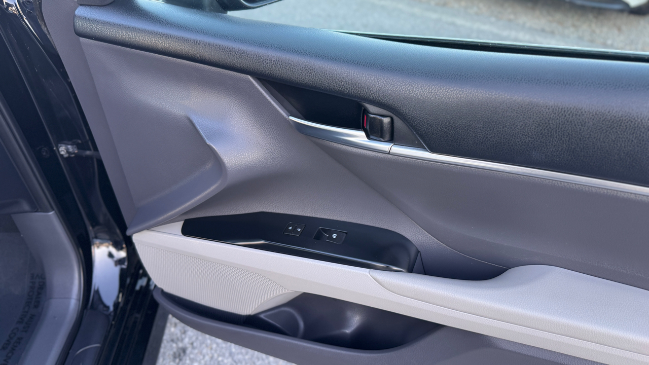 Toyota Camry LE Auto (Natl) 2018