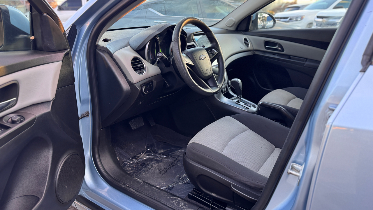 Chevrolet Cruze 4dr Sdn LS 2012