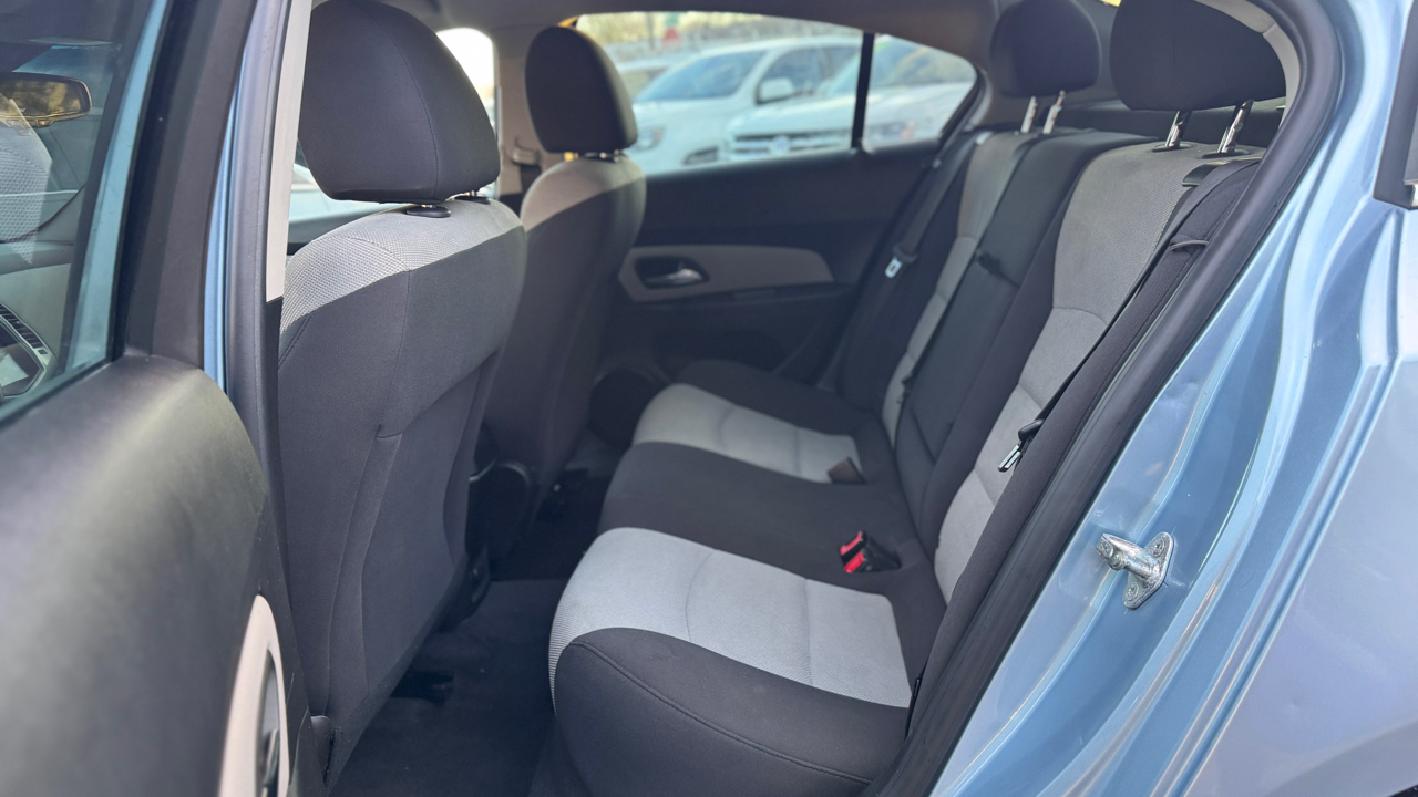 Chevrolet Cruze 4dr Sdn LS 2012