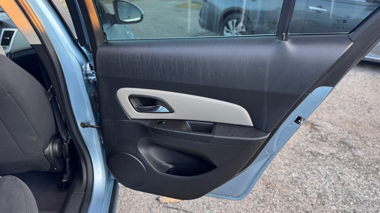 Chevrolet Cruze 4dr Sdn LS 2012