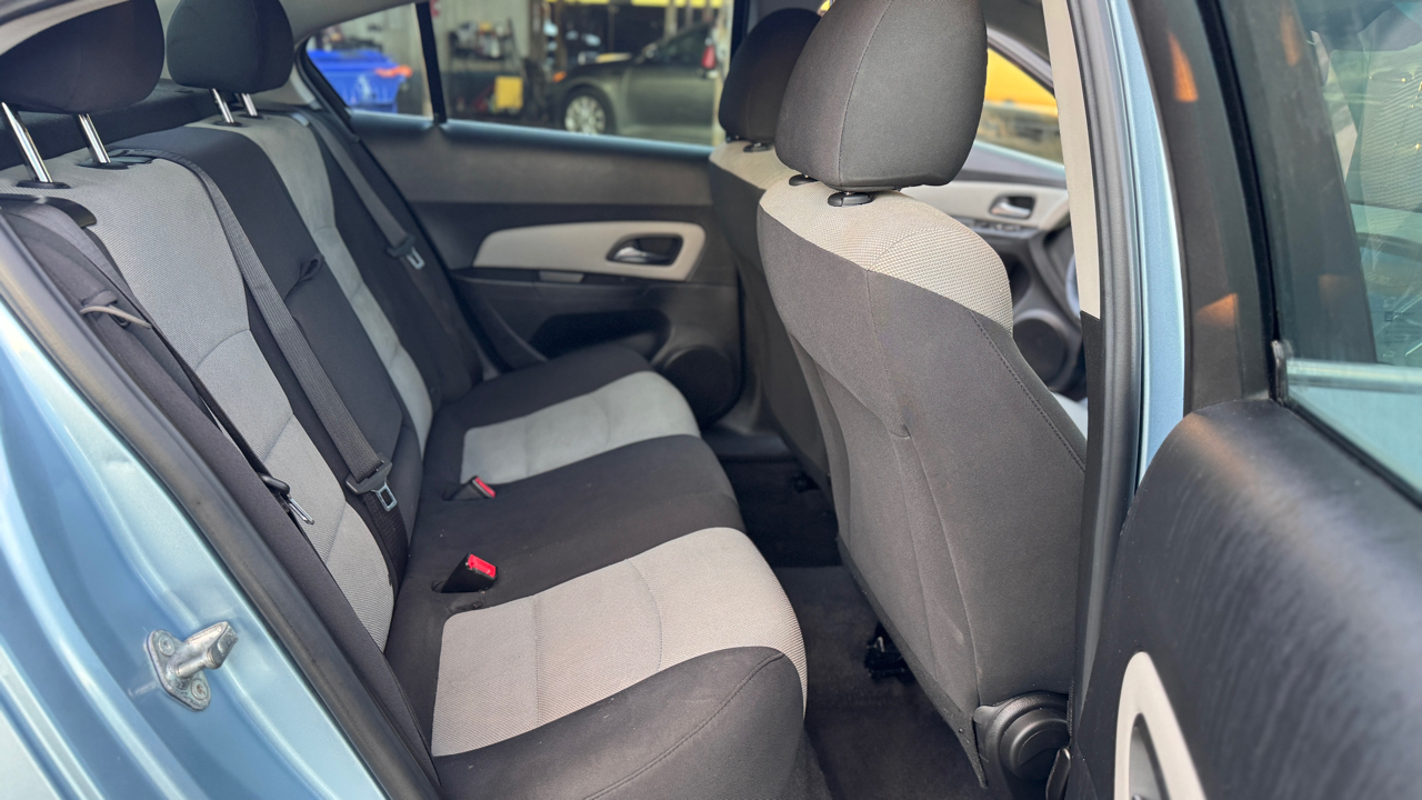 Chevrolet Cruze 4dr Sdn LS 2012