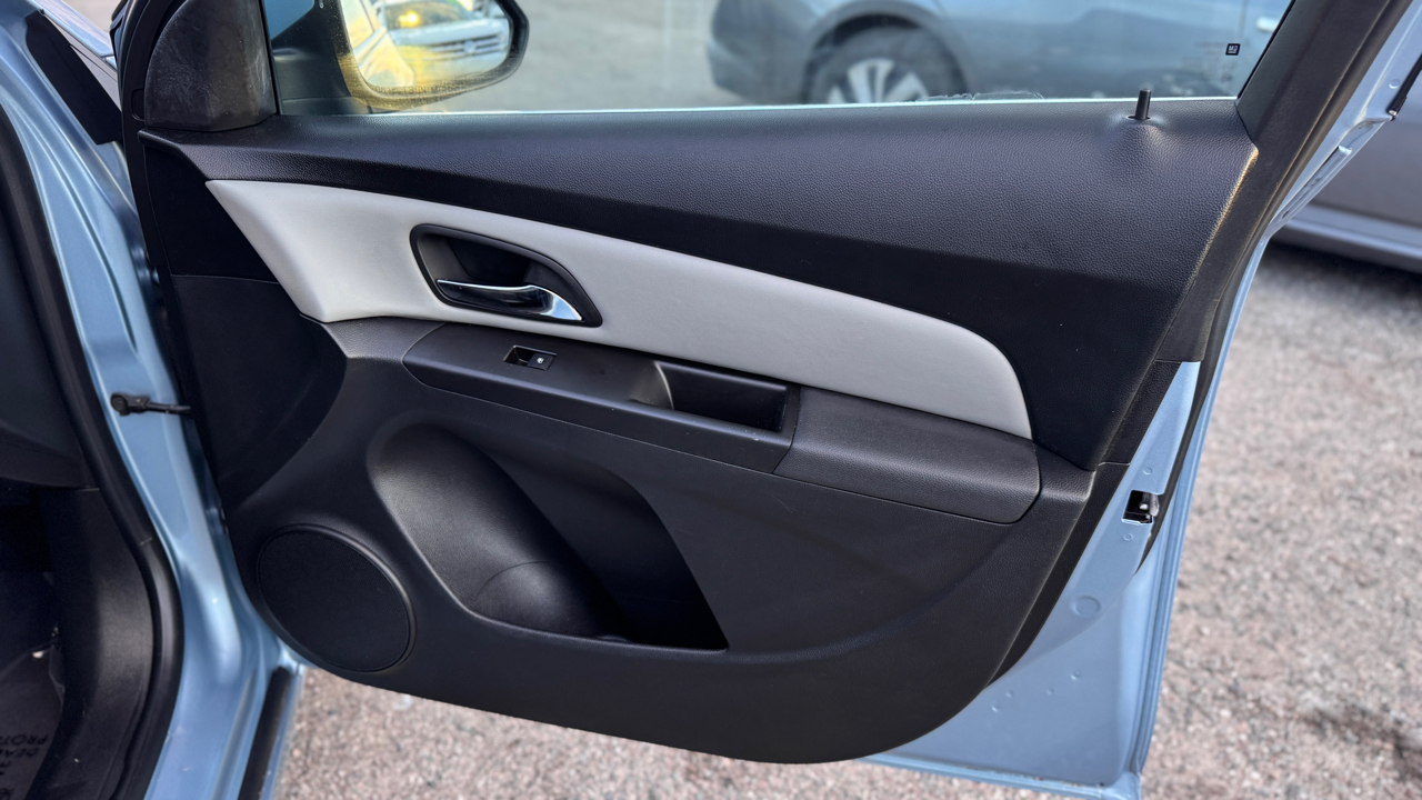 Chevrolet Cruze 4dr Sdn LS 2012