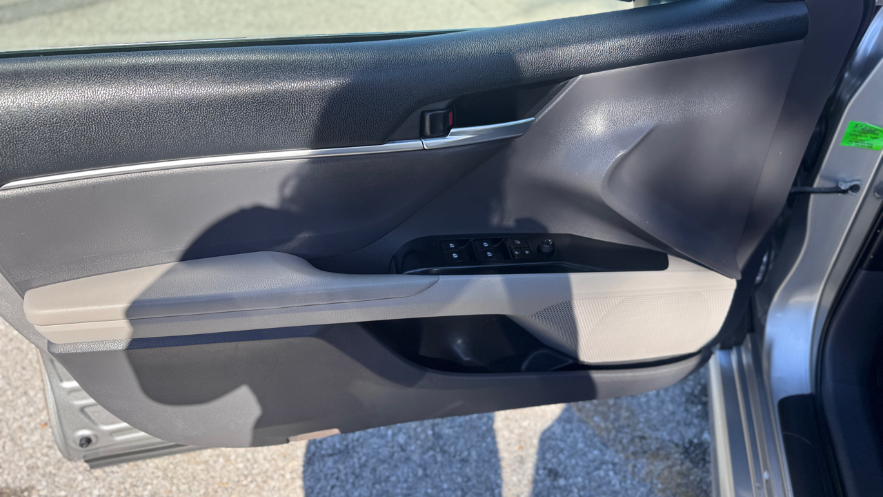 Toyota Camry SE Auto (Natl) 2018