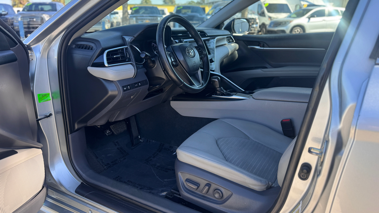 Toyota Camry SE Auto (Natl) 2018