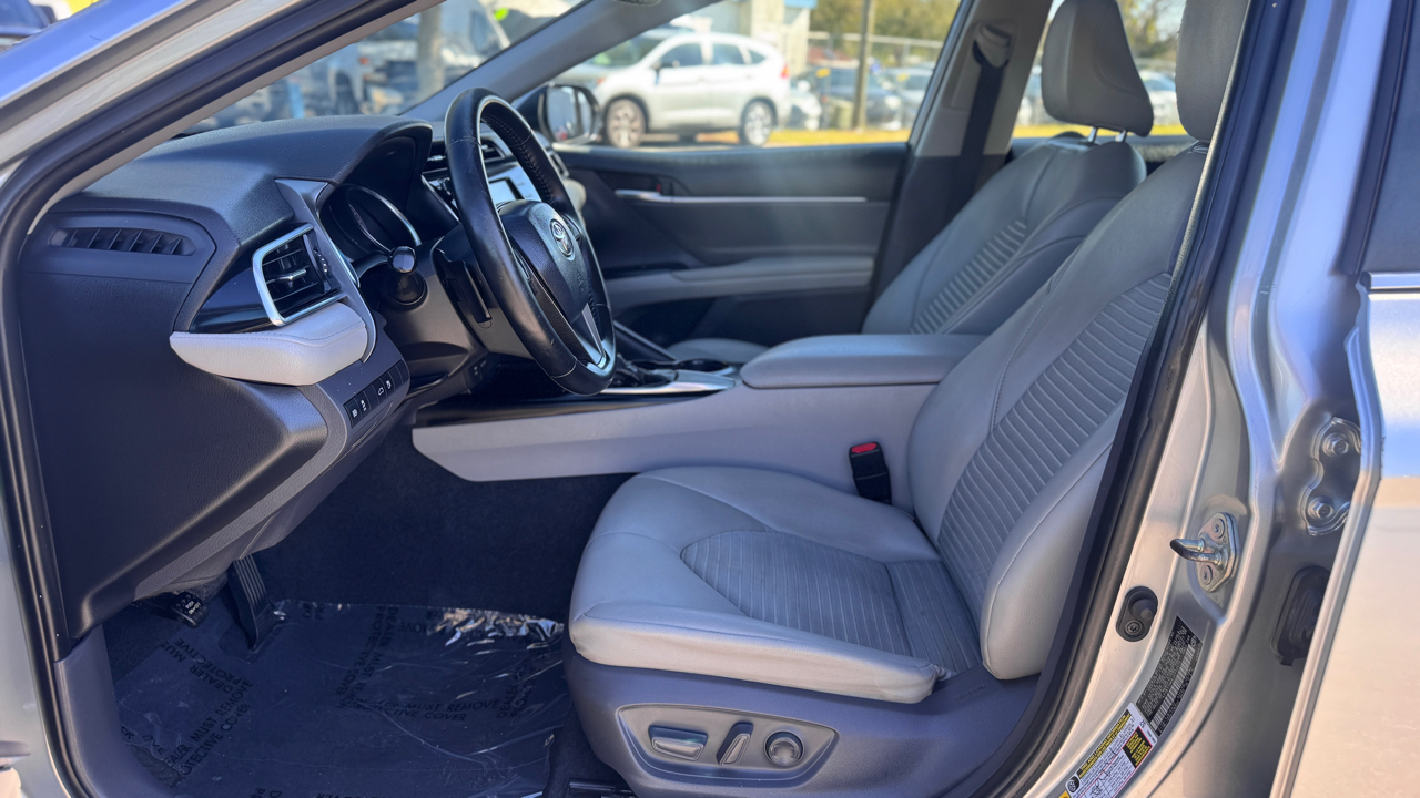 Toyota Camry SE Auto (Natl) 2018