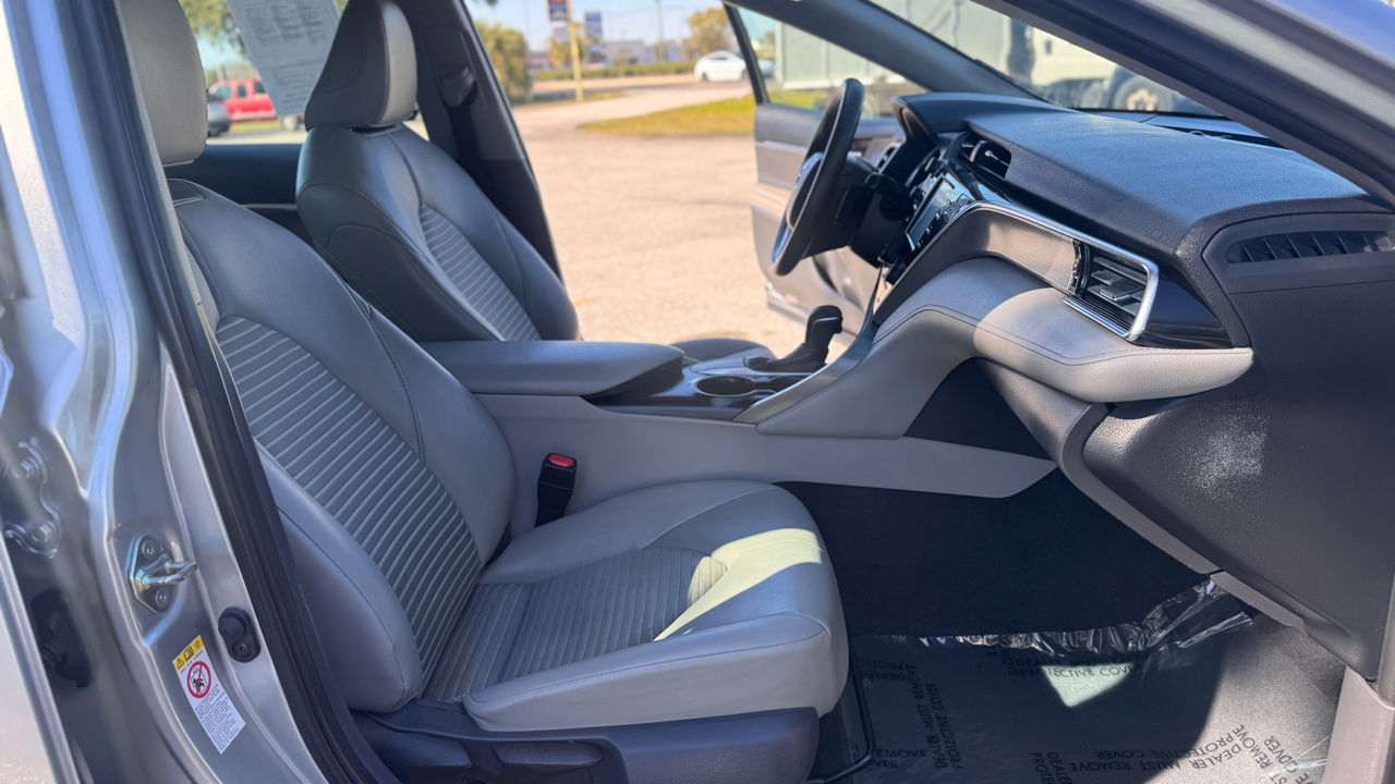 Toyota Camry SE Auto (Natl) 2018