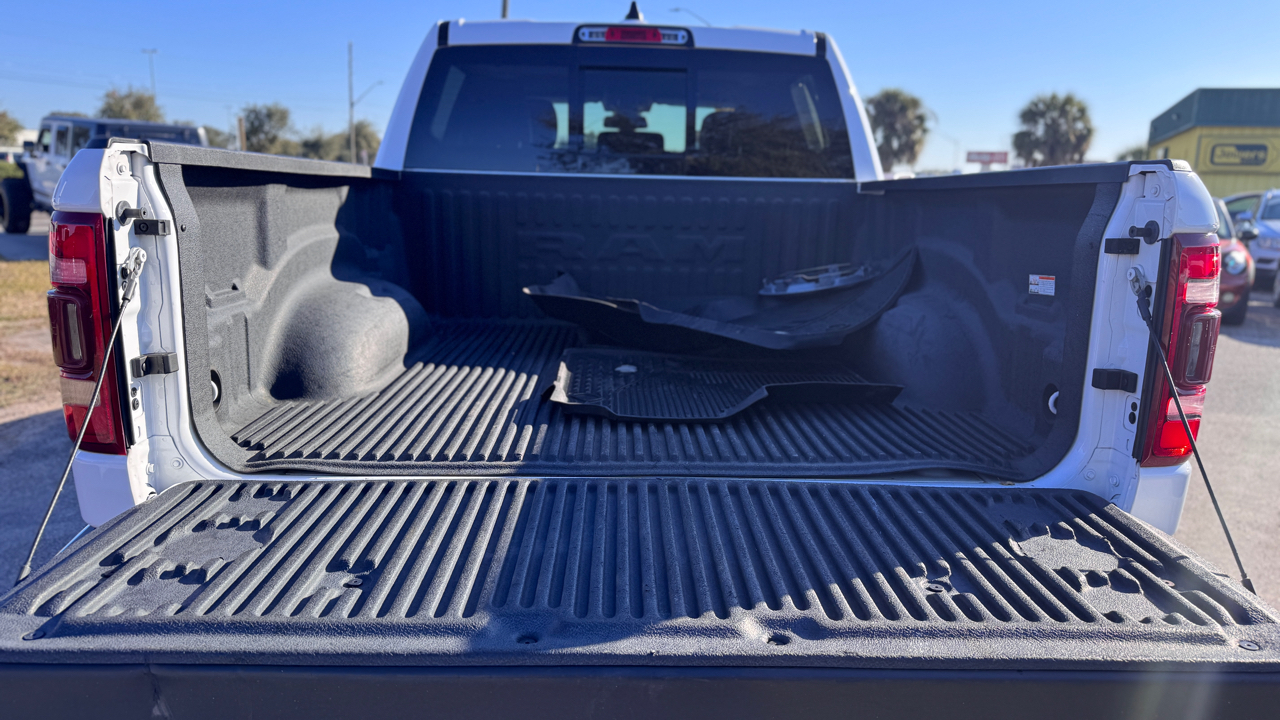 RAM 1500 Laramie 4x4 Crew Cab 5'7" Box 2020