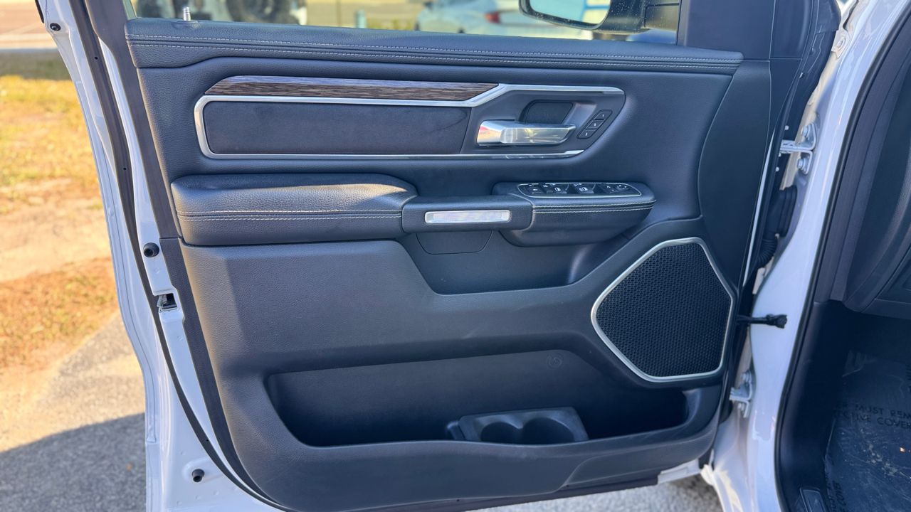 RAM 1500 Laramie 4x4 Crew Cab 5'7" Box 2020