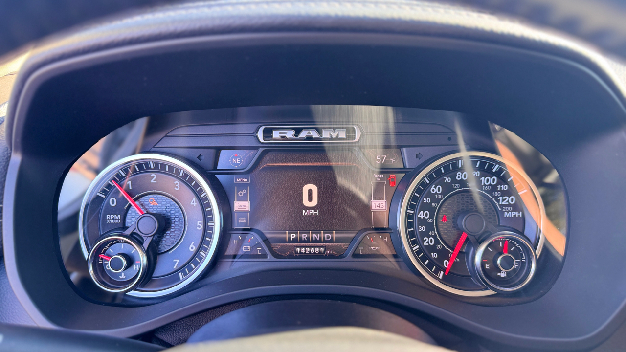 RAM 1500 Laramie 4x4 Crew Cab 5'7" Box 2020