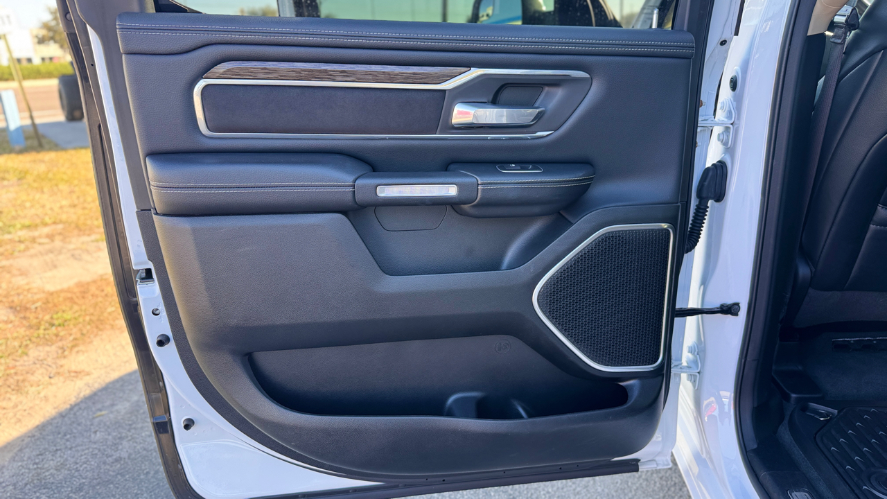 RAM 1500 Laramie 4x4 Crew Cab 5'7" Box 2020