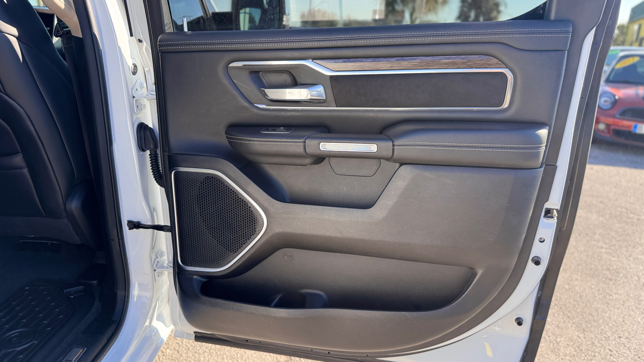 RAM 1500 Laramie 4x4 Crew Cab 5'7" Box 2020