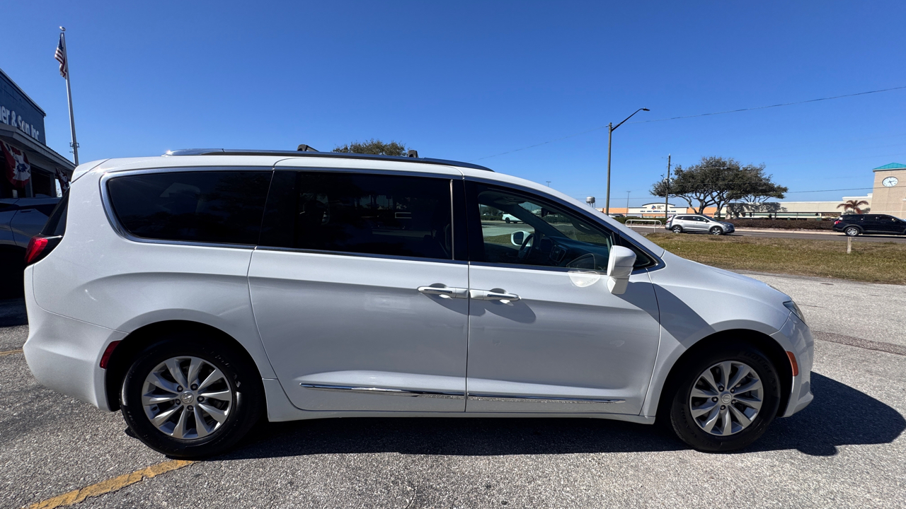 Chrysler Pacifica Touring L FWD 2019