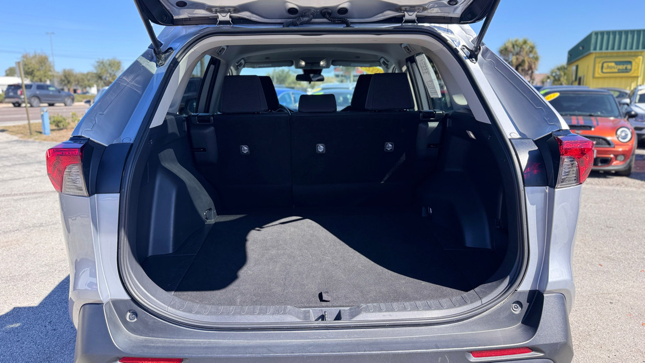 Toyota RAV4 LE FWD (Natl) 2024