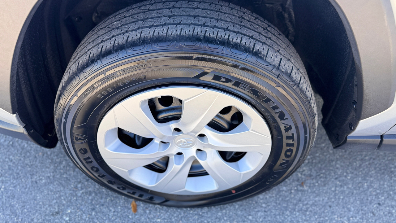 Toyota RAV4 LE FWD (Natl) 2024