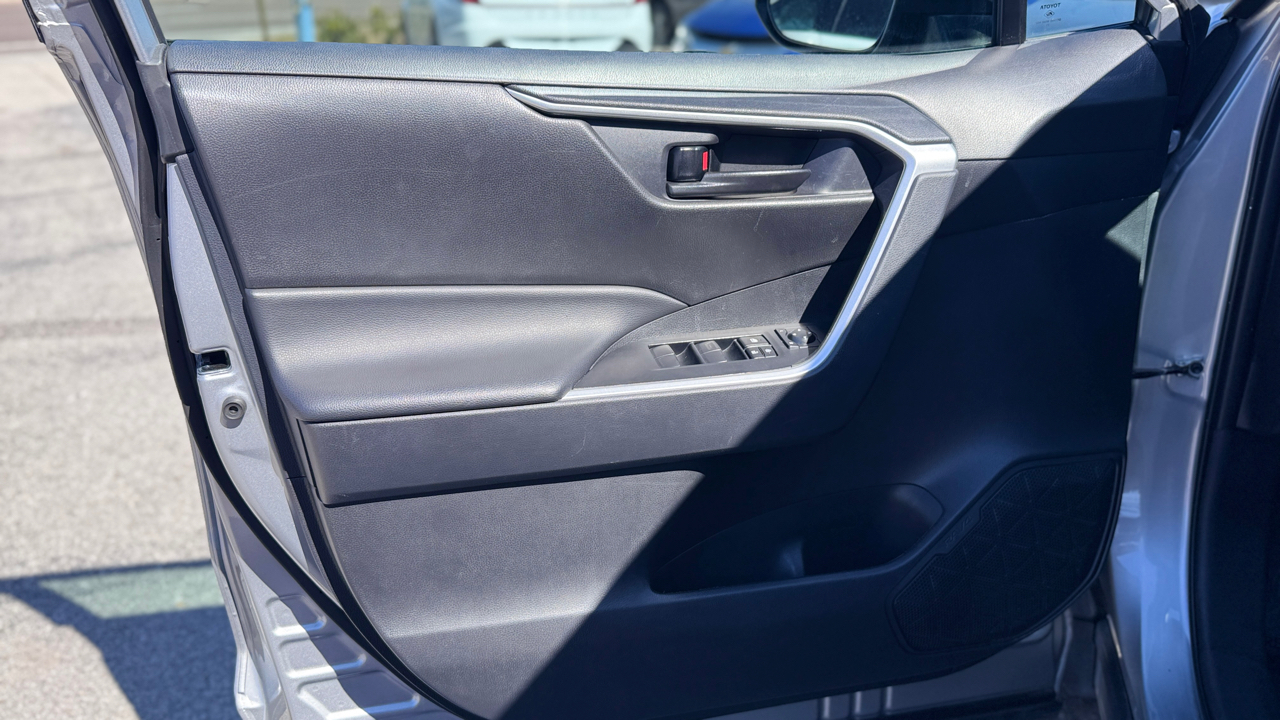 Toyota RAV4 LE FWD (Natl) 2024