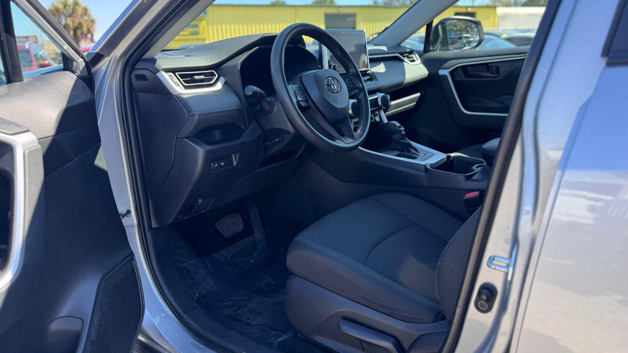 Toyota RAV4 LE FWD (Natl) 2024