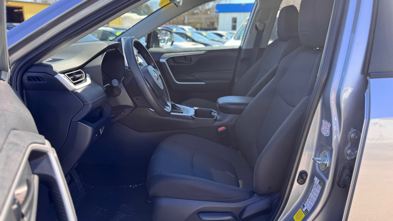 Toyota RAV4 LE FWD (Natl) 2024