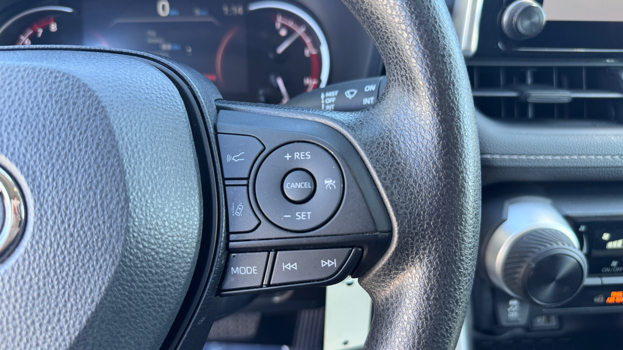 Toyota RAV4 LE FWD (Natl) 2024