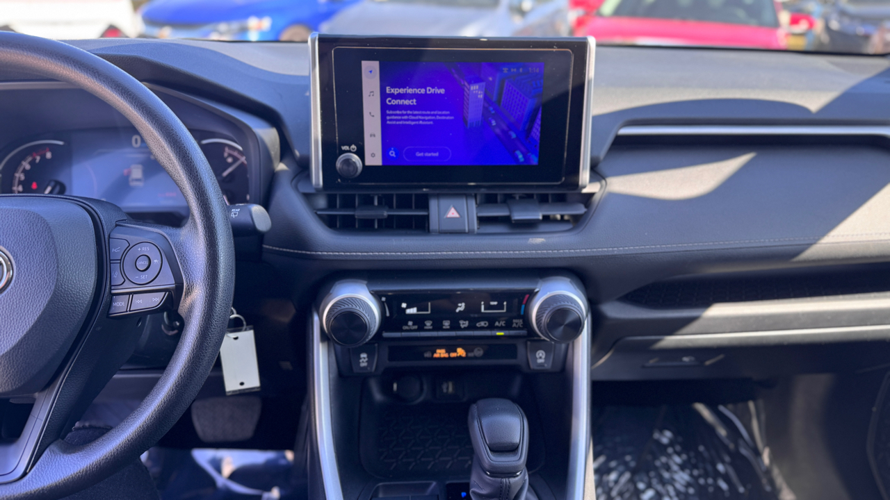 Toyota RAV4 LE FWD (Natl) 2024