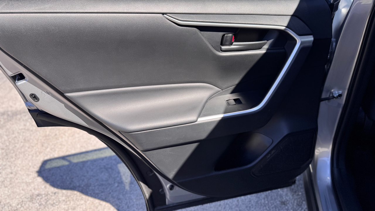 Toyota RAV4 LE FWD (Natl) 2024