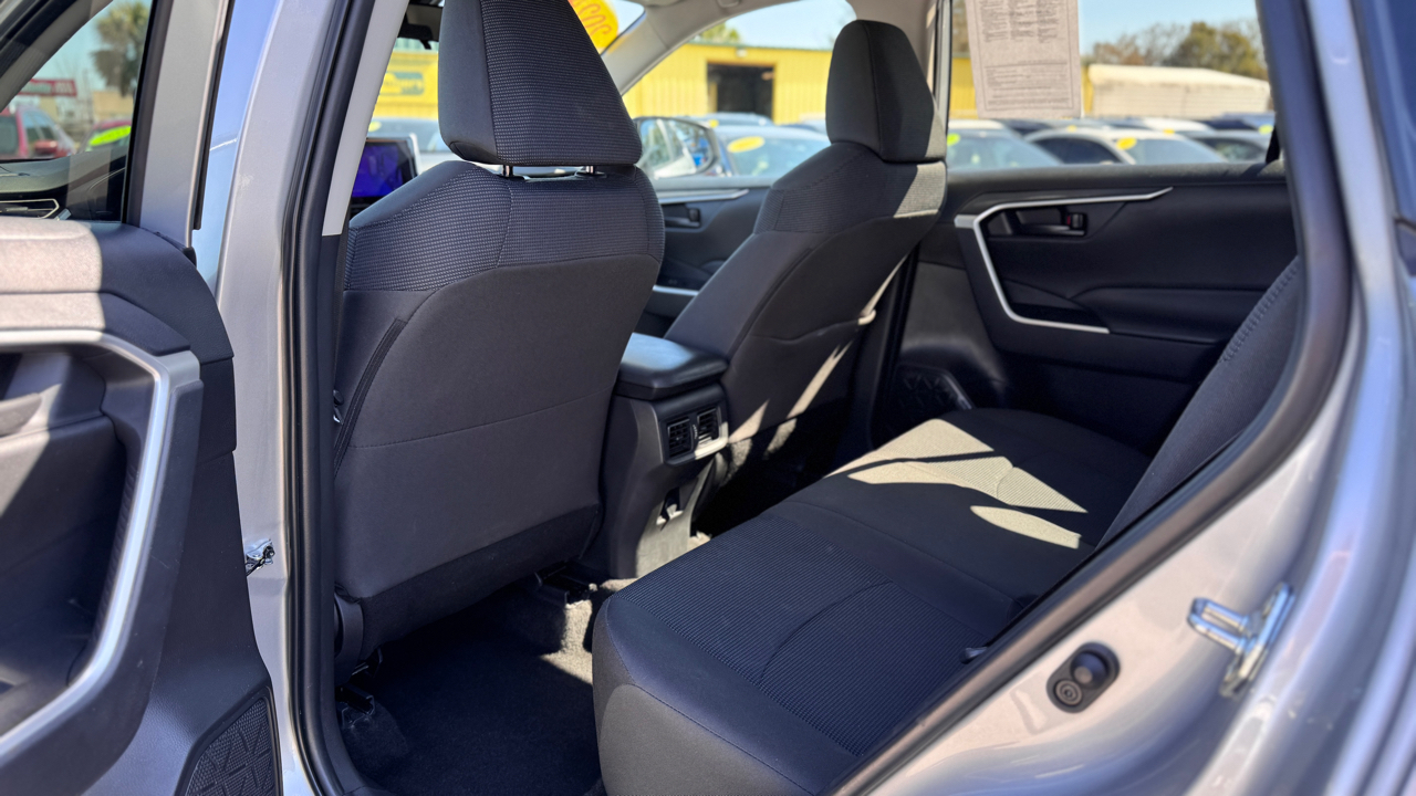 Toyota RAV4 LE FWD (Natl) 2024