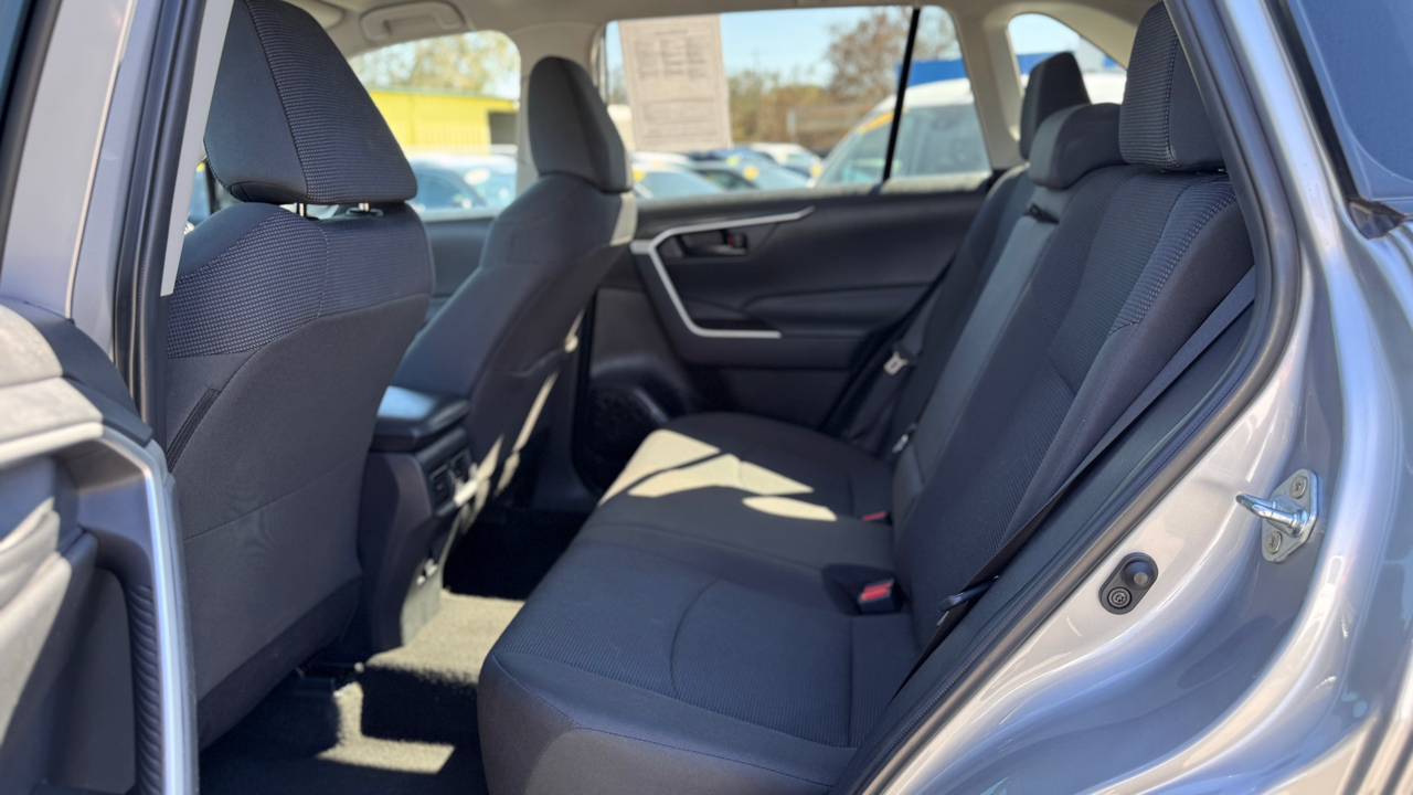 Toyota RAV4 LE FWD (Natl) 2024