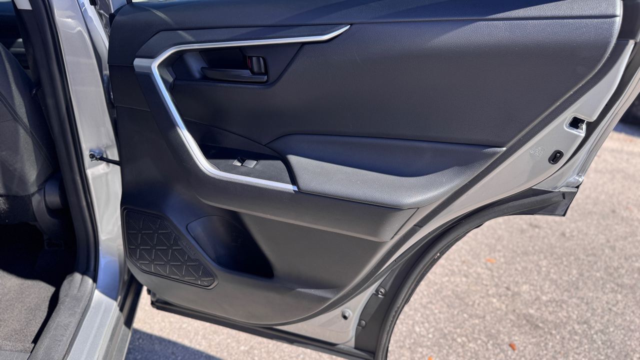 Toyota RAV4 LE FWD (Natl) 2024