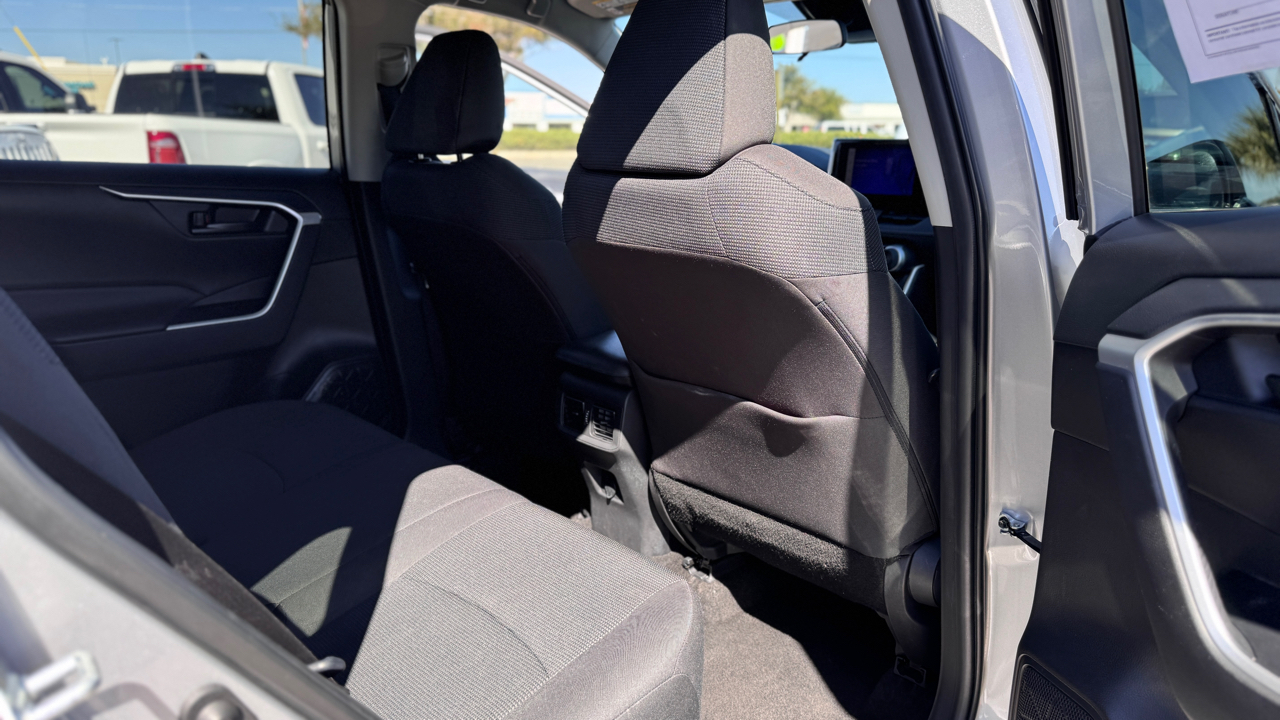 Toyota RAV4 LE FWD (Natl) 2024