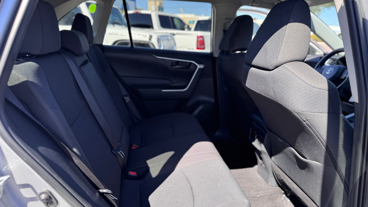 Toyota RAV4 LE FWD (Natl) 2024