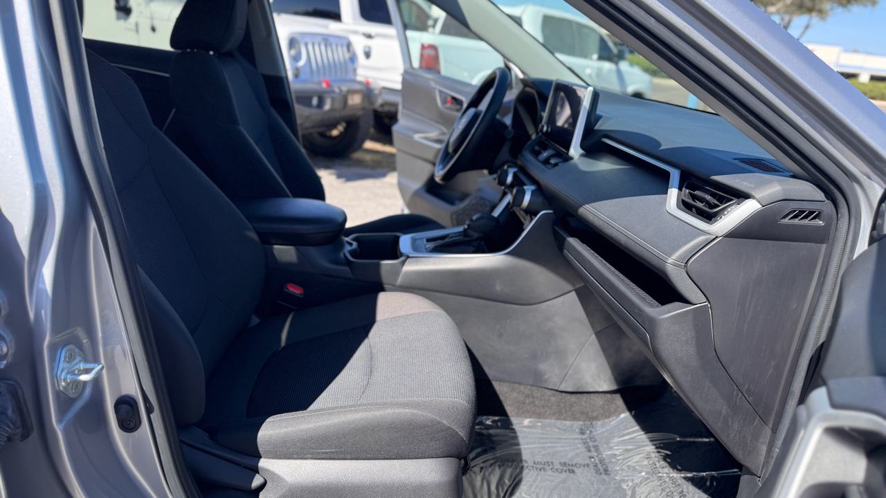 Toyota RAV4 LE FWD (Natl) 2024